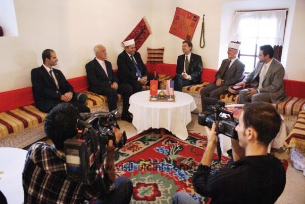 Ambasadori Roderik Mur organizon darkë në Ulqin për Ramazan – Video